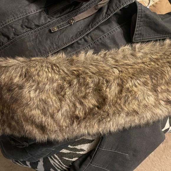 The Buckle BKE Woman’s Winter Jacket size XL w/removable hood & faux fur collar - Picture 6 of 8